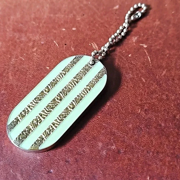 Chanel gold foil inlaid green dog tag - Picture 2 of 4
